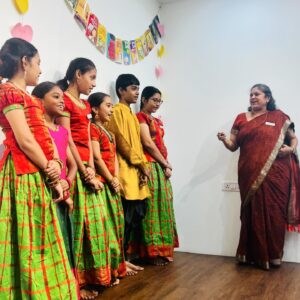 Janaki Sabesh Instagram - Celebrating World Mother Language Day at @liltrails with Master Storyteller @maajanaki narrating beautiful tales from @tulikabooks and strung with songs by @sudharajadr ‘s Sargam choir that left the kids and parents mesmerised. 
.
.
.
.
[story, storytelling, songs, children, events]
.#storytelling #stories #kids #children #events #storytelling #eventsforchildren #liltrails #lilstories #songs #chennaievents #chennaiparents #parenting