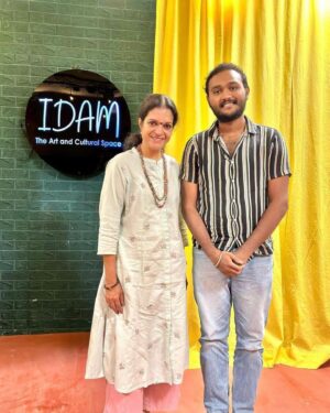 Janaki Sabesh Instagram - What can bring 6 strangers together in 90 minutes? A magic unfolded around this at the 'Flashback' event I facilitated at @idam_thespace Kodambakkam on Saturday. 
It was a ride into our past with photographs, objects and special memories from our lives. We sat in a circle, slowly warming up to introductions about ourselves. Then each of us went back in our own time machines to fetch back memories that evoked beautiful emotions in us.
Nithya, started off with an exploration of 'Can a metro train journey be viewed from the lens of a life presented with new opportunities?'. All of us had a train story for sure. So we shared stories of fears, broken hearts, food memories and inspirations connected to train journeys. 

It was such a heartwarming moment when Nithya shared a newspaper report on a similar session that I had facilitated 5 years back!

Selvi, took us to her days in the 1960s when commute to school was in horse carts through dark and dense hilly routes. She also recalled a heartwarming story of her reunion with her school best friend after many years, something that we think would happen only in movies. 

As everyone listened in awe, the conversations seamlessly moved to objects that we held dear. From a miniature typewriter, to books and watches passed on through generations, to cherished gifts from an ex-girlfriend, each of us were now talking about our most personal stories without the fear of being judged. And that's what an intimate group session like this can do. 

It was turning into a deep and intense, yet safe space for sharing, as each participant took cue from the previous story and expressed theirs. A warm connect blossomed through the flashback ride we took together. 

I find it apt to say that every kind of story had its 'idam' (place) there! 

As we ended with some soothing lemon tea and butter biscuits, my heart was full and thankful for yet another evening where stories brought a group of strangers together♥️

#flashback #storytelling #magic #momentswithmaajanaki