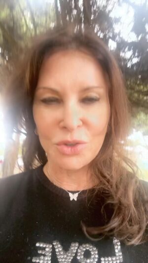 Jane Badler Instagram - Hi everyone.. greetings from the beach .. its summer wearing a sweater cause it feels more like fall !! Still grateful for a long beach walk .. xxxxxx