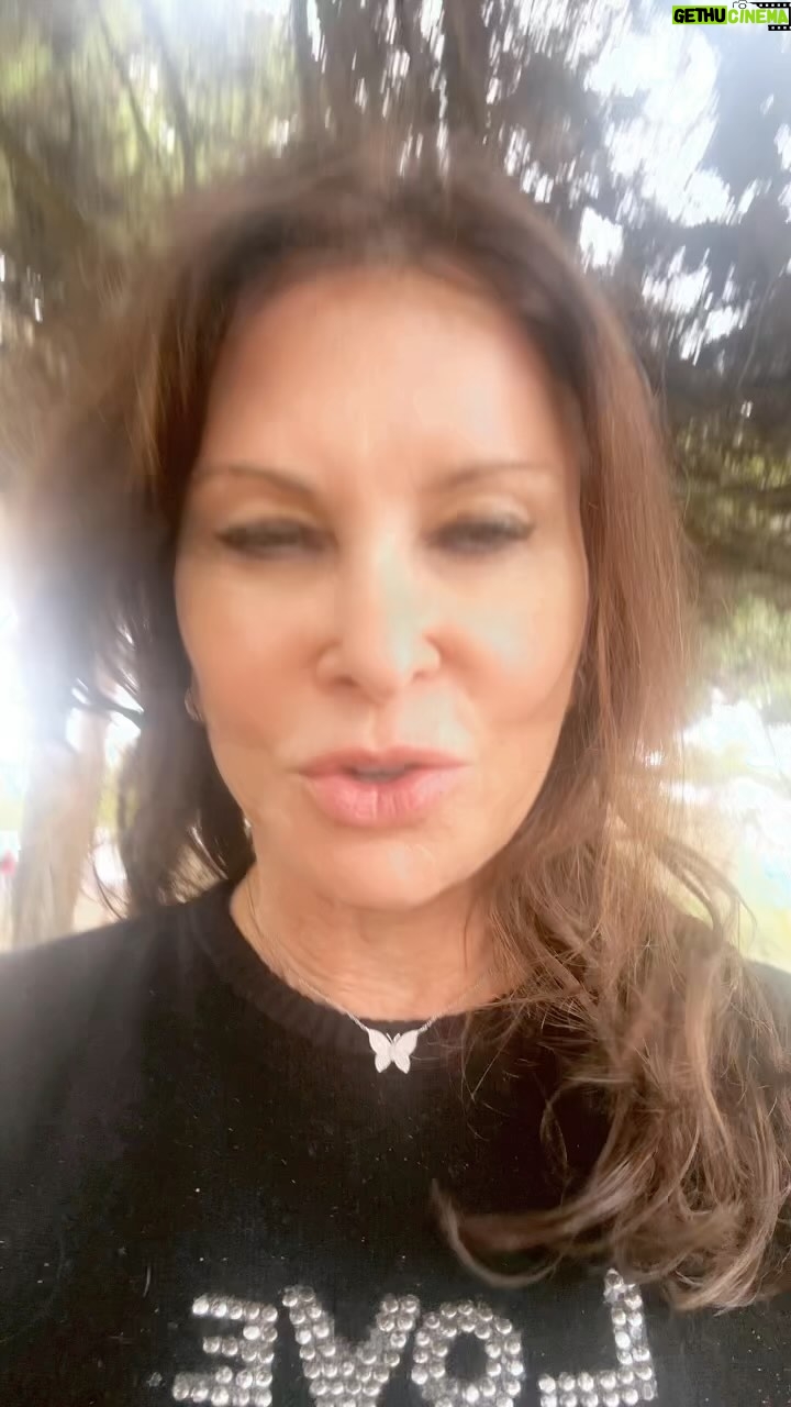 Jane Badler - 1K Likes - Hi everyone.. greetings from the beach .. its summer wearing a sweater cause it feels more like fall !! Still grateful for a long beach walk .. xxxxxx