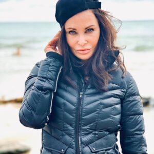 Jane Badler Instagram - Ive always been a city kind away of girl but these days I’m happiest tucked away far from the hustle of the city .  I decided after many years of single mindedly pursuing my creative mindset its time to change gears and learn a bit about finance … 6 week course at MIT in cryptocurrency… very challenging but important to empower myself … my heart goes out to everyone in the Ukraine affected by this frightening invasion.