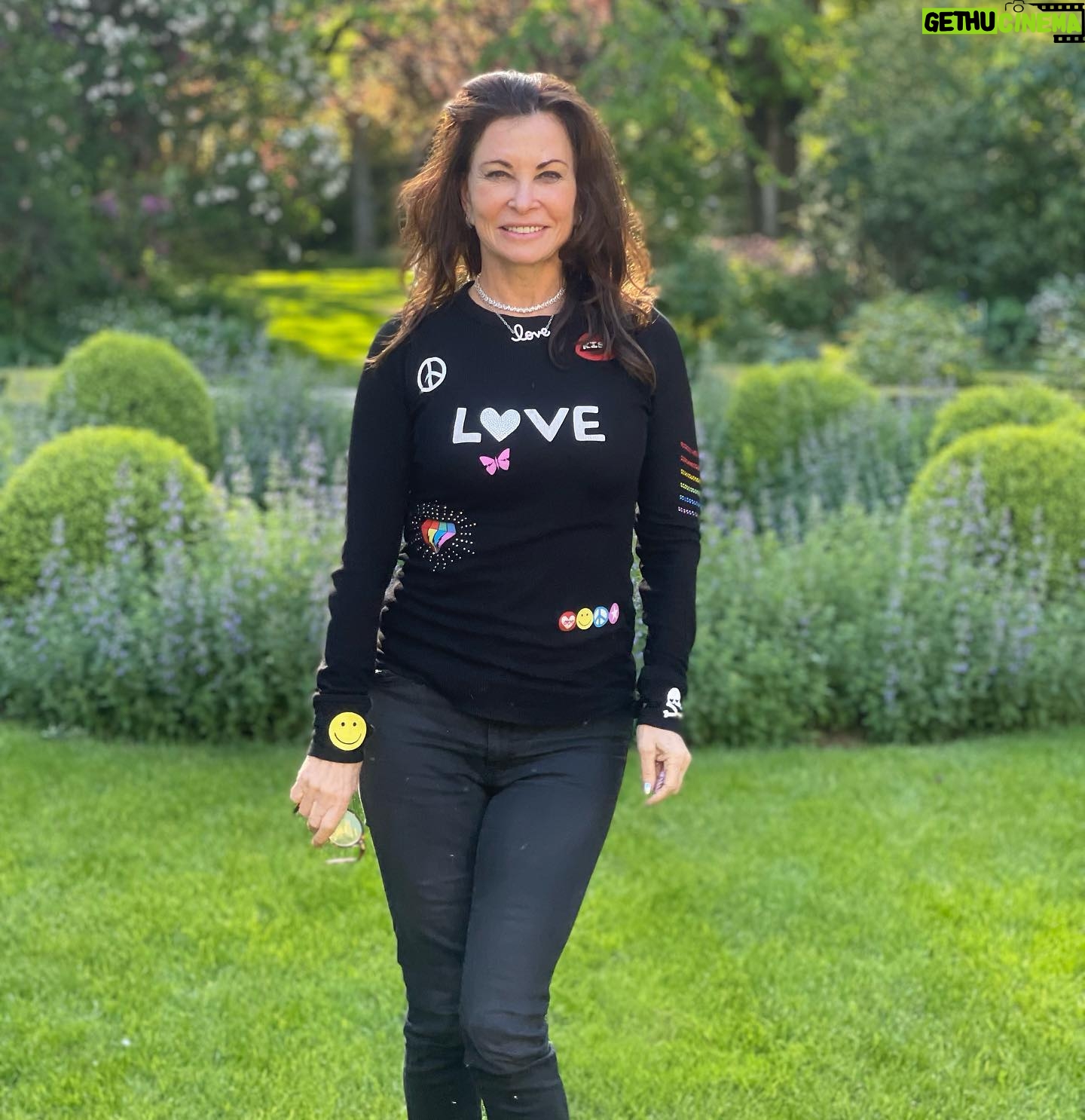 Jane Badler - 1.1K Likes - Grateful for freedom,beauty and ❤️ love. HappyThanksgiving everyone!!! #thanksgiving