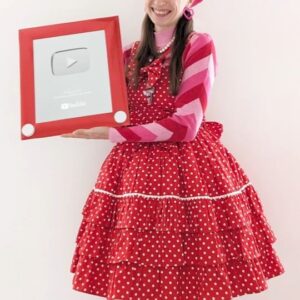 Jane Labowitch Instagram - Turning my @youtube Silver Play button into the best toy ever 👀🥰

Thanks so much to each and every one of you who got me to this major goal 🏆  2007 me would be FLIPPING OUT and tbh 2023 me is too! 🤣

#princessetch #etchasketch  #youtubeaward #silverplaybotton #youtube100k #youtubeplaybutton