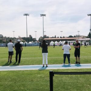 Jane Leeves Instagram - Giving the boys of @ManchesterUnited a few pointers yesterday at practice. Coach Jane. ❤️🖤