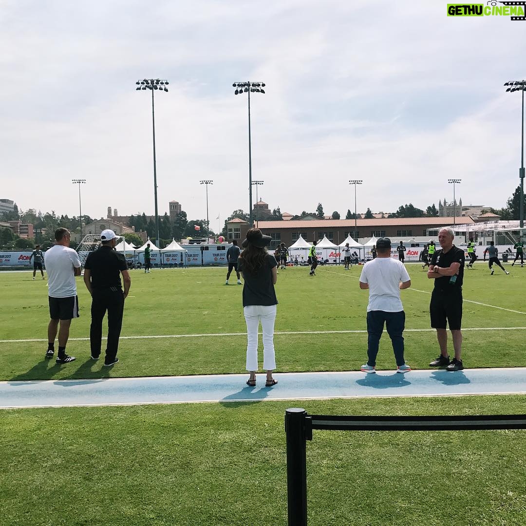 Jane Leeves - 811 Likes - Giving the boys of @ManchesterUnited a few pointers yesterday at practice. Coach Jane. ❤️🖤