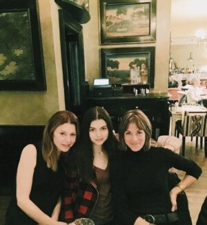 Jane Leeves Instagram - Always finding friends no matter what continent I'm on.