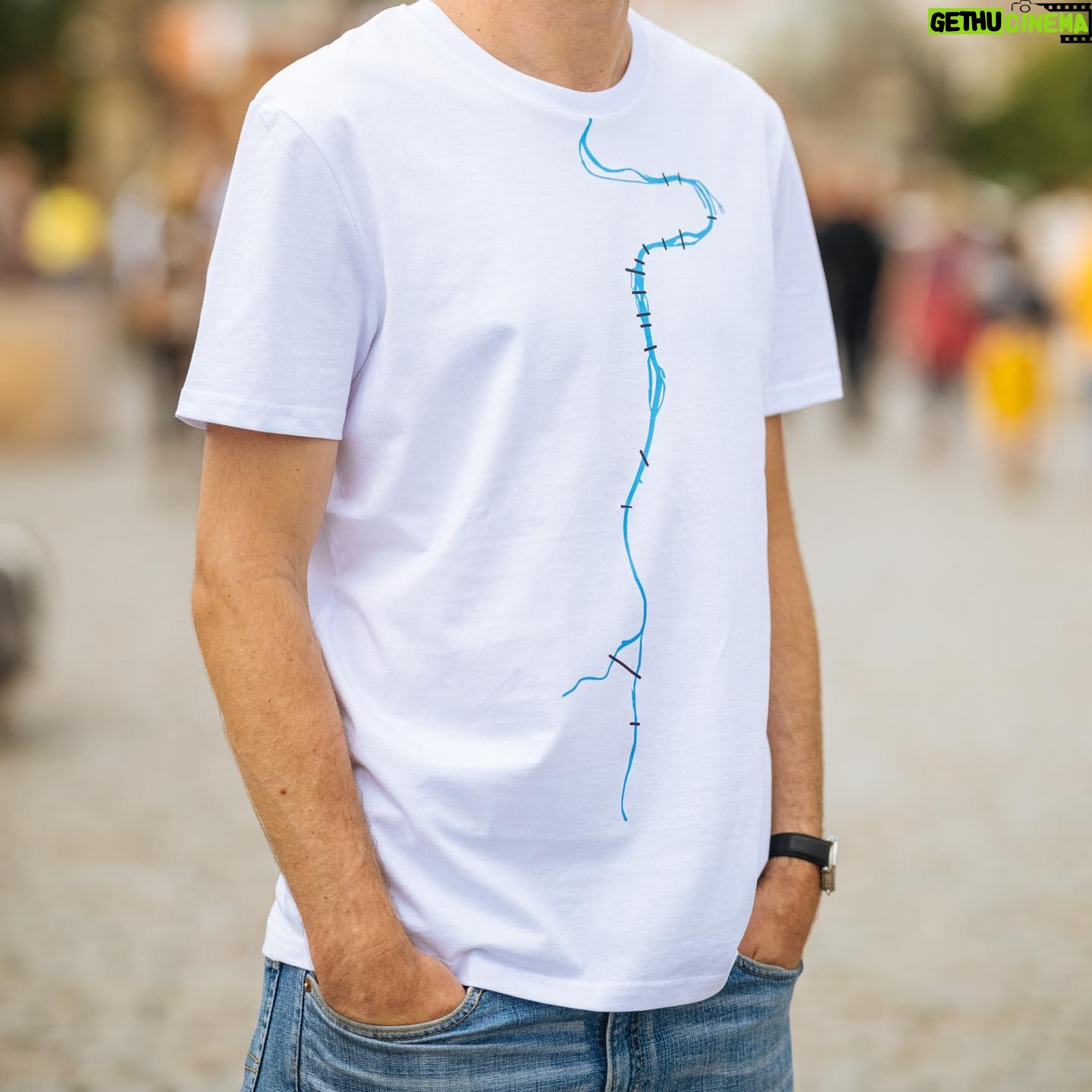 Janek Rubeš - 7K Likes - Máma modelka a naše trička. Mimochodem @ncstateprague me upozornili, ze design trika mosty pres Vltavu je hodne podobny jednomu obrazku z prezentace @fa8te na ktere jsem byl. #klucizprahy #honestguide