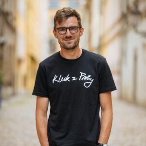 Janek Rubeš Instagram - Máma modelka a naše trička. Mimochodem @ncstateprague me upozornili, ze design trika mosty pres Vltavu je hodne podobny jednomu obrazku z prezentace @fa8te na ktere jsem byl.  #klucizprahy #honestguide