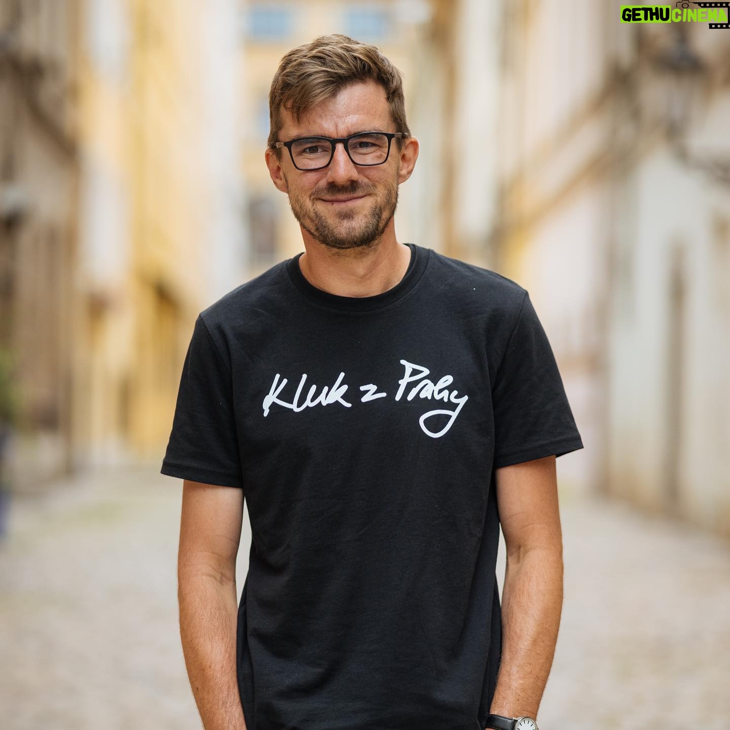 Janek Rubeš - 7K Likes - Máma modelka a naše trička. Mimochodem @ncstateprague me upozornili, ze design trika mosty pres Vltavu je hodne podobny jednomu obrazku z prezentace @fa8te na ktere jsem byl. #klucizprahy #honestguide
