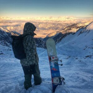 Janek Rubeš Instagram - Snowboarding in @kitzsteinhorn_official Nepozoval jsem. Nevedel jsem, ze me @honzamikulka foti :) diky @braasi za noveho partaka k cestovani! Je super! #snowboarding #kitzsteinhorn #zellamsee #kaprun #alps