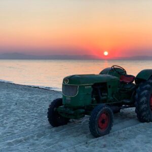 Janek Rubeš Instagram - #greece #beach #sunrise #tractor