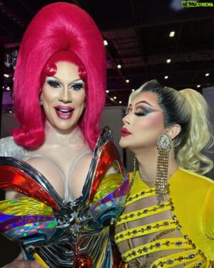 Janey Jacké Instagram - DOLLS IN THE UK 🇬🇧 - Meeting fans from every corner of the world, hearing their beautiful stories of resilience and self-discovery - it’s beyond inspiring. ❤️ 
To my fierce team, thank you for the tireless work and love you poured into making this event unforgettable. But the real stars? YOU! My incredible fans! Your strength and authenticity light up the world. Keep shining, be yourself and from the bottom of my heart thank you thank you thank you 🤍✨ 

#rupaulsdragcon #rupaul #dragrace #ukvstheworld #jimbo #bhytes #rupaulsdragrace #dragqueen #uk #london #queer #dragraceuk #vanessavancartier #sisters #fashion #makeup #glam