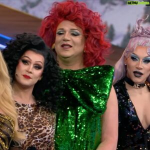 Janey Jacké Instagram - DE KWIS MET SNEEUW BALLEN ❄️😱 

5 dragqueens, 10 vragen en 1 zwembad… nou dan krijg je hysterische televisie 😂. Samen met mijn zussen van Drag Race Holland 🇳🇱 gaan we kwissen voor het goede doel. Weten wij alle vragen juist te beantwoorden of duiken we het zwembad in? Kijk morgen avond op @sbs6nl #sbs6 #dragqueens #dragrace #dragraceholland #kwismetballen #queer #zwembad