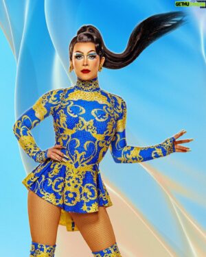 Janey Jacké Instagram - Tonight's the night! 🌟 Don't miss the grand finale of Make Up Your Mind on RTL. 

We’re not just celebrating the art of drag, but also the transformative power it holds.. Drag has really changed things, teaching us to learn from each other and accept differences. It's so inspiring to see the LGBTQ  community showcased on prime time television, with celebrities bravely joining this groundbreaking show. It's been an incredible beautiful journey and I'm so excited to see who will snatch the crown. 👑

🇳🇱 Dit programma is een herinnering dat het er niet toe doet wie je bent of hoe je eruitziet; wat telt is de kunst die je deelt en de boodschap van acceptatie en liefde die je verspreidt. ❤️ 

amazing look by the incredibly talented an dragrace sister  @iammamaqueen ❤️❤️

#muym #makeupyourmind #finale #grandefinale #makeup #fashion #art #rpdr #versace #ponytail #longhair #weave #wig
