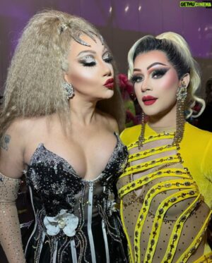 Janey Jacké Instagram - DOLLS IN THE UK 🇬🇧 - Meeting fans from every corner of the world, hearing their beautiful stories of resilience and self-discovery - it’s beyond inspiring. ❤️ 
To my fierce team, thank you for the tireless work and love you poured into making this event unforgettable. But the real stars? YOU! My incredible fans! Your strength and authenticity light up the world. Keep shining, be yourself and from the bottom of my heart thank you thank you thank you 🤍✨ 

#rupaulsdragcon #rupaul #dragrace #ukvstheworld #jimbo #bhytes #rupaulsdragrace #dragqueen #uk #london #queer #dragraceuk #vanessavancartier #sisters #fashion #makeup #glam