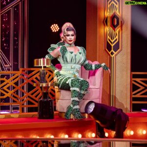 Janey Jacké Instagram - Who is ready for another episode of Make Up Your Mind this saturday 20.00 @rtl??

Ofcourse I am ready to give the last ‘poedelprijs’ 🐩to one of the contestants and serve a new look 👀🤗 
#muym #makeupyourmind #nederland #viral #rtl #fashion #show