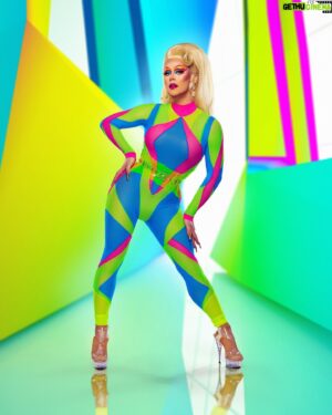 Janey Jacké Instagram - The kick-off of a new season Make Up Your Mind starts tonight ! What celebrity queens will turn the stage and bring the ultimate drag experience ?! 20.00 RTL4
-
-
📸: @robster16 
-
@rtl.nl @herriemakersproductions
#makeupyourmind #muym #transformation #entertainment #neon #blondehair #fyp