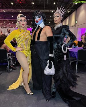 Janey Jacké Instagram - DOLLS IN THE UK 🇬🇧 - Meeting fans from every corner of the world, hearing their beautiful stories of resilience and self-discovery - it’s beyond inspiring. ❤️ 
To my fierce team, thank you for the tireless work and love you poured into making this event unforgettable. But the real stars? YOU! My incredible fans! Your strength and authenticity light up the world. Keep shining, be yourself and from the bottom of my heart thank you thank you thank you 🤍✨ 

#rupaulsdragcon #rupaul #dragrace #ukvstheworld #jimbo #bhytes #rupaulsdragrace #dragqueen #uk #london #queer #dragraceuk #vanessavancartier #sisters #fashion #makeup #glam