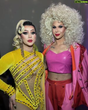 Janey Jacké Instagram - DOLLS IN THE UK 🇬🇧 - Meeting fans from every corner of the world, hearing their beautiful stories of resilience and self-discovery - it’s beyond inspiring. ❤️ 
To my fierce team, thank you for the tireless work and love you poured into making this event unforgettable. But the real stars? YOU! My incredible fans! Your strength and authenticity light up the world. Keep shining, be yourself and from the bottom of my heart thank you thank you thank you 🤍✨ 

#rupaulsdragcon #rupaul #dragrace #ukvstheworld #jimbo #bhytes #rupaulsdragrace #dragqueen #uk #london #queer #dragraceuk #vanessavancartier #sisters #fashion #makeup #glam