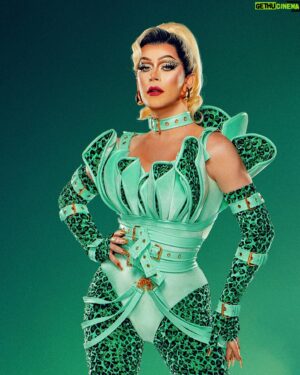 Janey Jacké Instagram - Feeling PUSS in mint green next to my big puss 💚
But who needs to ‘feel their kitty’ when you’ve got a tiger by your side? 😜 

Catch this minty freshness tonight on a new episode of Make Up Your Mind - 20h at @rtl.nl 💚
-
📸: @robster16 
-
#muym #makeupyourmind #fashion #mintgreen #makeup #transformation #fyp