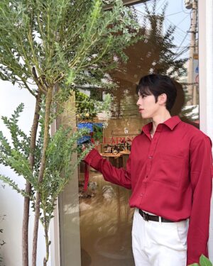 Jang Dong-woo Instagram - ⠀⠀⠀⠀⠀⠀⠀⠀⠀⠀⠀⠀⠀
뜨거운 날씨가 계속 되는 요즈음 우리에게 필요한 것은
자연의 그늘이 아닐까 생각 합니다.
제가 다녀온 클라랑스가든에서는 전세계에
536,000그루 이상 나무를 심고 있다고 합니다.
이번 이벤트에 참여 하시면 강원도 산불 피해지역에
직접 등록 하신 이름으로 나무가 심어진다고 합니다 !
제 사진 처럼 싱그러운 사진도 남기고 자연에 자연스럽게
이름도 남기는 아름다운 동행을 해주심이 어떨까 합니다 ! 
우리강산 푸르게 푸르게 ~̆̈ .~̆̈
(강원도하니 .. 갑자기 저의 군대 생활 했던 부대가 생각 나네요 하하)
(그러고 보니 해시태그 처음 사용 .. 헤헿)
-
#클라랑스 #클라랑스가든성수 #clarins