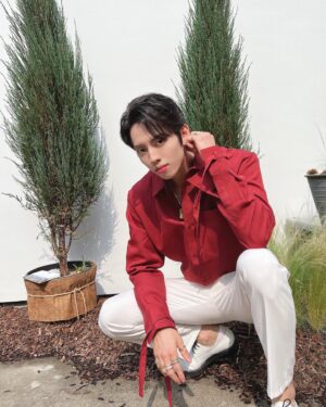 Jang Dong-woo Instagram - ⠀⠀⠀⠀⠀⠀⠀⠀⠀⠀⠀⠀⠀
뜨거운 날씨가 계속 되는 요즈음 우리에게 필요한 것은
자연의 그늘이 아닐까 생각 합니다.
제가 다녀온 클라랑스가든에서는 전세계에
536,000그루 이상 나무를 심고 있다고 합니다.
이번 이벤트에 참여 하시면 강원도 산불 피해지역에
직접 등록 하신 이름으로 나무가 심어진다고 합니다 !
제 사진 처럼 싱그러운 사진도 남기고 자연에 자연스럽게
이름도 남기는 아름다운 동행을 해주심이 어떨까 합니다 ! 
우리강산 푸르게 푸르게 ~̆̈ .~̆̈
(강원도하니 .. 갑자기 저의 군대 생활 했던 부대가 생각 나네요 하하)
(그러고 보니 해시태그 처음 사용 .. 헤헿)
-
#클라랑스 #클라랑스가든성수 #clarins