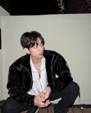 Jang Dong-woo Instagram - 안녕하십니까 ~̆̈ .~̆̈ 동우입니다 .!
스페셜 커튼콜에 .. 서포트까지 완벽한 날이 아닐 수없는 날입니다 유유
(여러분 덕분에 푸짐하게 너무 잘 먹었습니다 ~̆̈ .~̆̈ )
과일까지 말끔히 먹고 ㅋ꙼̈ㅋ̆̎
커튼콜까지 여러분과 알차게 갔죠 ㅡ
특이하게도 15년간 카메라가 익숙한 저에게 더 자신감이 붙은 느낌이였습니다 하하
언젠가 스페셜이 또 생길 그날을 위하여 우리 모두 파이팅 !!