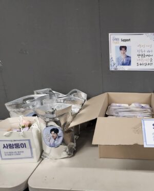 Jang Dong-woo Instagram - 안녕하십니까 ~̆̈ .~̆̈ 동우입니다 .!
스페셜 커튼콜에 .. 서포트까지 완벽한 날이 아닐 수없는 날입니다 유유
(여러분 덕분에 푸짐하게 너무 잘 먹었습니다 ~̆̈ .~̆̈ )
과일까지 말끔히 먹고 ㅋ꙼̈ㅋ̆̎
커튼콜까지 여러분과 알차게 갔죠 ㅡ
특이하게도 15년간 카메라가 익숙한 저에게 더 자신감이 붙은 느낌이였습니다 하하
언젠가 스페셜이 또 생길 그날을 위하여 우리 모두 파이팅 !!
