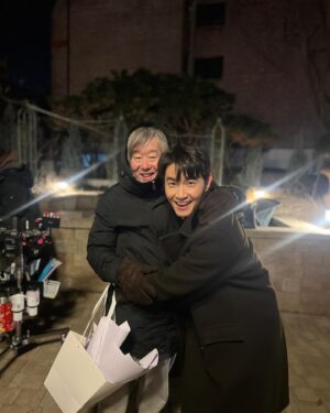 Jang In-sub Instagram - “졸업” 정말 많이 배우고 자부심이 들게 하는 나의 작품. 방황하고 길을 잃고 헤맬때 나를 다시 세워주고 당신이 가는 길이 맞다고 용기를 주고 응원해준 작품. 마지막으로 존경하는 우리의 캡틴 “안판석” 감독님 감사합니다 정말. 훌륭한 글 써주신 박경화 작가님,함께 작업한 배우 선후배님들, 스탭분들 수고하셨고 또 만나요. 모두 많이 배울수 있어서 감사했습니다. 지석아 안녕 졸업하자. #졸업