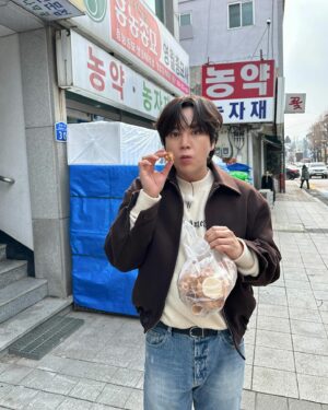 Jang Keun-suk Instagram - 영월시장접수!🥠🍘