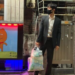 Jang Mi-kwan Instagram - #트래시런웨이 #trashrunway

쌓여 있던 일회용품 분리 수거하고 기분 전환도 해볼까요? 

계속되는 사회적 거리두기와 현상황으로 일회용품 사용량이 늘어나고있어 요. 쓰레기 분리 수거 만 잘해도 자원을 '잘'재활용 할 수 있답니다 

트래시 런웨이 챌린지를 통해 분리 수거의 중요성도 되 새기고 거리두기로 잠 재워 두었던 나만의 패션도 뽐내 보는 건 어떨까요?

거리두기를 잘 지키는 우리 주위 모든 분들을 응원합니다!

다음타자
team1st운영진
회장 이호연 @lihogood 
총무 오재현 @5jhyun 
매니저 유정남 @yajeen_