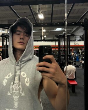 Jang Min Instagram - 330lb/150kg dumbbells 💪 

꼬마가 놀이터에 온 것처럼 

#goldsgym #LA #fitness