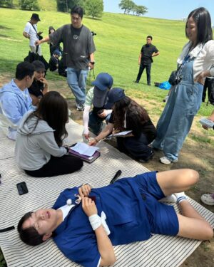 Jang Sung-kyu Instagram - 녹화 현장 분위기는
보다시피 늘 편안하고 가족같다
#kbs2 #2장1절
시청률 분위기도 이렇게 좋아져서
시즌제가 아닌 레귤러가 되기를♡
#오늘밤 #8시55분 #본방사수