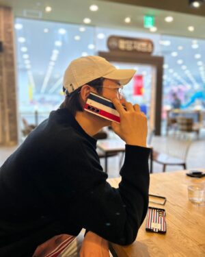 Jang Sung-kyu Instagram - 폰을 바꿨다
갤럭시만 쓰다가 잠시 아이폰을 만났지만
갤럭시를 향한 그리움이 날로 커져만 갔기에..
갤럭시야 이젠 한눈팔지 않을게 
미안하구 기다려줘서 고마워
#갤럭시폴드5 #톰브라운
