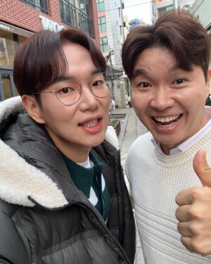Jang Sung-kyu Instagram - 아나운서가 되고
첫 프로그램을 함께해 주셨던 수홍 형님과
12년 만에 단둘이 녹화를 하게 되다니!
난 참 복이 많은 녀석이다
#박수홍 #장성규
#박장대소
#야홍식당