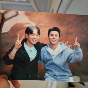 Jang Sung-kyu Instagram - 사진관에서
우리형과 사진을 찍게될 줄이야
사진관 감성 넘 좋다 진짜
#민호복음 #2장1절