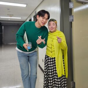 Jang Sung-kyu Instagram - 어버이날 선물을
미리 당겨서 드리고 왔다
뮤지컬을 함께 보고 로봇청소기까지♡
#뮤지컬 #친정엄마 #김수미선생님
#로봇청소기 #비스포크AI스팀
공연 내내 엄빠와 함께 눈물을
흘릴 수 있어서 좋았다 
더 늦기 전에 좋은 추억을 많이
만들어드려야지
#어버이날 #효자되기프로젝트