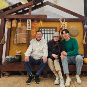 Jang Sung-kyu Instagram - 어버이날 선물을
미리 당겨서 드리고 왔다
뮤지컬을 함께 보고 로봇청소기까지♡
#뮤지컬 #친정엄마 #김수미선생님
#로봇청소기 #비스포크AI스팀
공연 내내 엄빠와 함께 눈물을
흘릴 수 있어서 좋았다 
더 늦기 전에 좋은 추억을 많이
만들어드려야지
#어버이날 #효자되기프로젝트