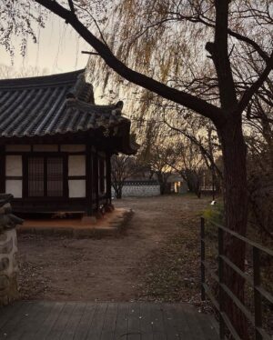 Jang Yeon-woo Instagram - 이 노래만 종일 반복재생 중인듯..
며칠전에 갔던 출판단지도 콧바람쐬러 가기 너무 좋은듯🙆‍♂️