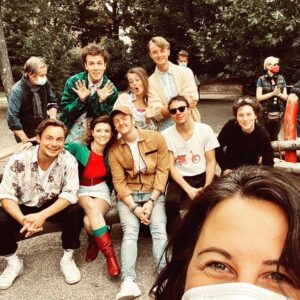Janina Fautz Instagram - Wir sind abgedreht! Was ein wunderschöner intensiver Dreh! Vermisse euch alle jetzt schon total und freue mich riesig unseren fertigen Film zu sehen! 🕊🌿
.
🎥 „Die unheimliche Leichtigkeit der Revolution“ 
Regie: Andy Fetscher 
Drehbuch: Thomas Kirchner
Casting: Maria Rölcke und Cornelia Mareth
Produzenten: @henriettelippold und Benjamin Benedict
@ufa_production 
.
Mit: Ferdinand Lehmann, @timur_bartels @anabel.moebius @andreaswarmbrunn  @marlenetanczik @maximilian.klas @katja.hutko @inka_friedrich, Alexander Hörbe, @davidnolden @fredcostea 
.
#dieunheimlicheleichtigkeitderrevolution #abgedreht #dreharbeiten #spielfilm #ard #peterwensierski #ufafiction