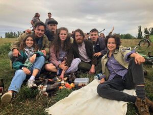 Janina Fautz Instagram - Wir sind alle so glücklich darüber, dass wir endlich unseren Film zu Ende drehen können! 🤗 Wir sind auch schon mittendrin und arbeiten fleißig an der Revolution! 🎥
.
Wir haben hier übrigens sehr strenge Sicherheitsvorgaben, wie zum Beispiel sehr viele Tests, jeden Tag Fieber messen, Quarantäne usw. Deshalb dürfen wir Schauspieler zum Glück alle nah miteinander sein. 😉
.
Regie: Andy Fetscher 
Drehbuch: Thomas Kirchner
Casting: Maria Rölcke und Cornelia Mareth
@henriettelippold @ufa_production 
#dieunheimlicheleichtigkeitderrevolution #ufafiction #dreharbeiten #spielfilm #ard #peterwensierski