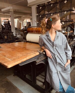 Janina Fautz Instagram - 📽 Franka bei der Arbeit ... ich habe gerade Sehnsucht, würde gerne nochmal kurz in unsere Geschichte eintauchen. 💭
.
#dieunheimlicheleichtigkeitderrevolution #dreharbeiten #ufafiction
