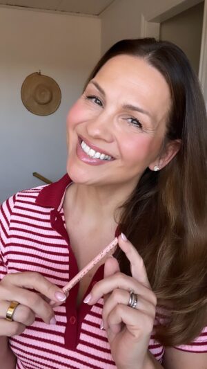 Janina Fry Instagram - Huippu meikkivinkki! Nopea ja helppo tapa nostaa kulmakarvat, kirkastaa katse ja raikastaa kokonaisilmettä 💫
.
.
.
#beautyhack #makeuphack #quickfacelift #beautytips