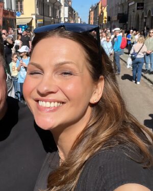 Janina Fry Instagram - Olen ollut täällä asuessa siinä uskossa, että Ruotsissa ei vappua vietetä, tai ei ainakaan samalla tavalla kuin Suomessa mutta eilen saatiin kokea vappuaatto Uppsalassa ja siellä saimme nähdä oikein ”all in vappumeiningin” ihan niin kuin Suomessa. Kutsuimmekin tämän iloisen jengin ensi vuodeksi fiilistelemään Helsingin vappua 😍💖🎉
.
.
.
Thank you everybody involved yesterday in Uppsala 💖🎉We learned that there are places in Sweden that celebrates vappu and 1st of May with the same intensity as we finns 😄🎉🎉🎉