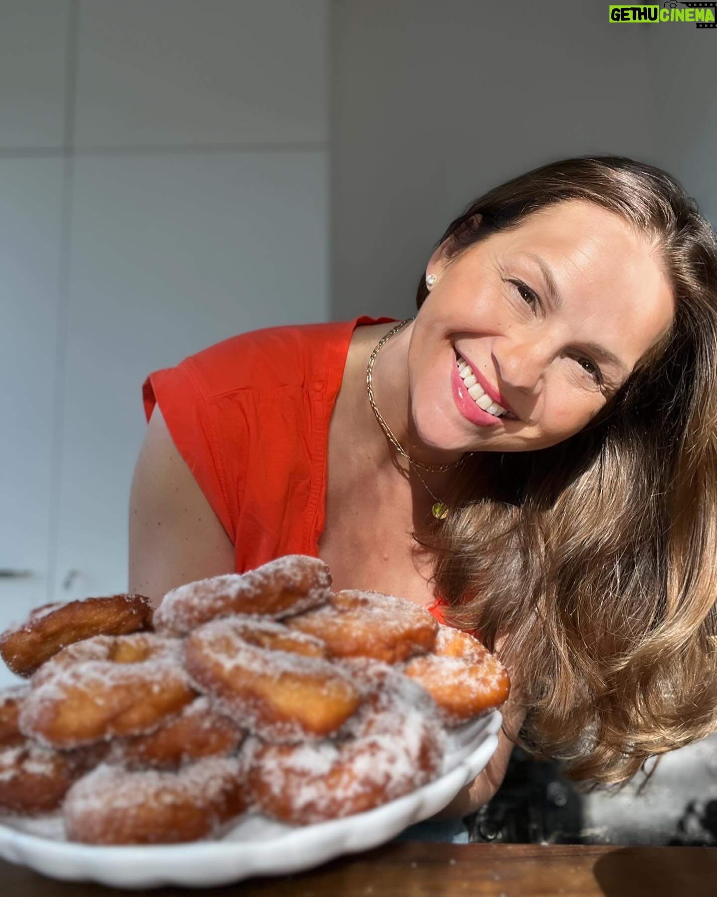 Janina Fry - 1K Likes - Olen ollut täällä asuessa siinä uskossa, että Ruotsissa ei vappua vietetä, tai ei ainakaan samalla tavalla kuin Suomessa mutta eilen saatiin kokea vappuaatto Uppsalassa ja siellä saimme nähdä oikein ”all in vappumeiningin” ihan niin kuin Suomessa. Kutsuimmekin tämän iloisen jengin ensi vuodeksi fiilistelemään Helsingin vappua 😍💖🎉
.
.
.
Thank you everybody involved yesterday in Uppsala 💖🎉We learned that there are places in Sweden that celebrates vappu and 1st of May with the same intensity as we finns 😄🎉🎉🎉