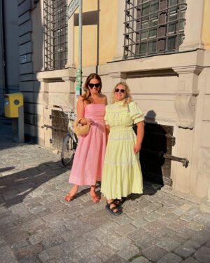 Janina Fry Instagram - Mamma Mia! Mikä ilta! Totaalinen emotionaalinen vuoristorata Abban ihanien biisien tahtiin. 
Heidän kappaleensa herättävät tunteita ja muistoja vuosien varrelta ja tästä neljän tunnin kimarasta mitään ei puuttunut ❤️
.
.
.
What an emotional rollercoaster this was last night, with everything between laughter and tears 😅❤️ Heat wave in the city and Mamma Mia The Party. Thank you to everybody who made this happen! @camillavonzweigbergk @hencevz @markkurae @karoliinakanerva @eemelilahtinen