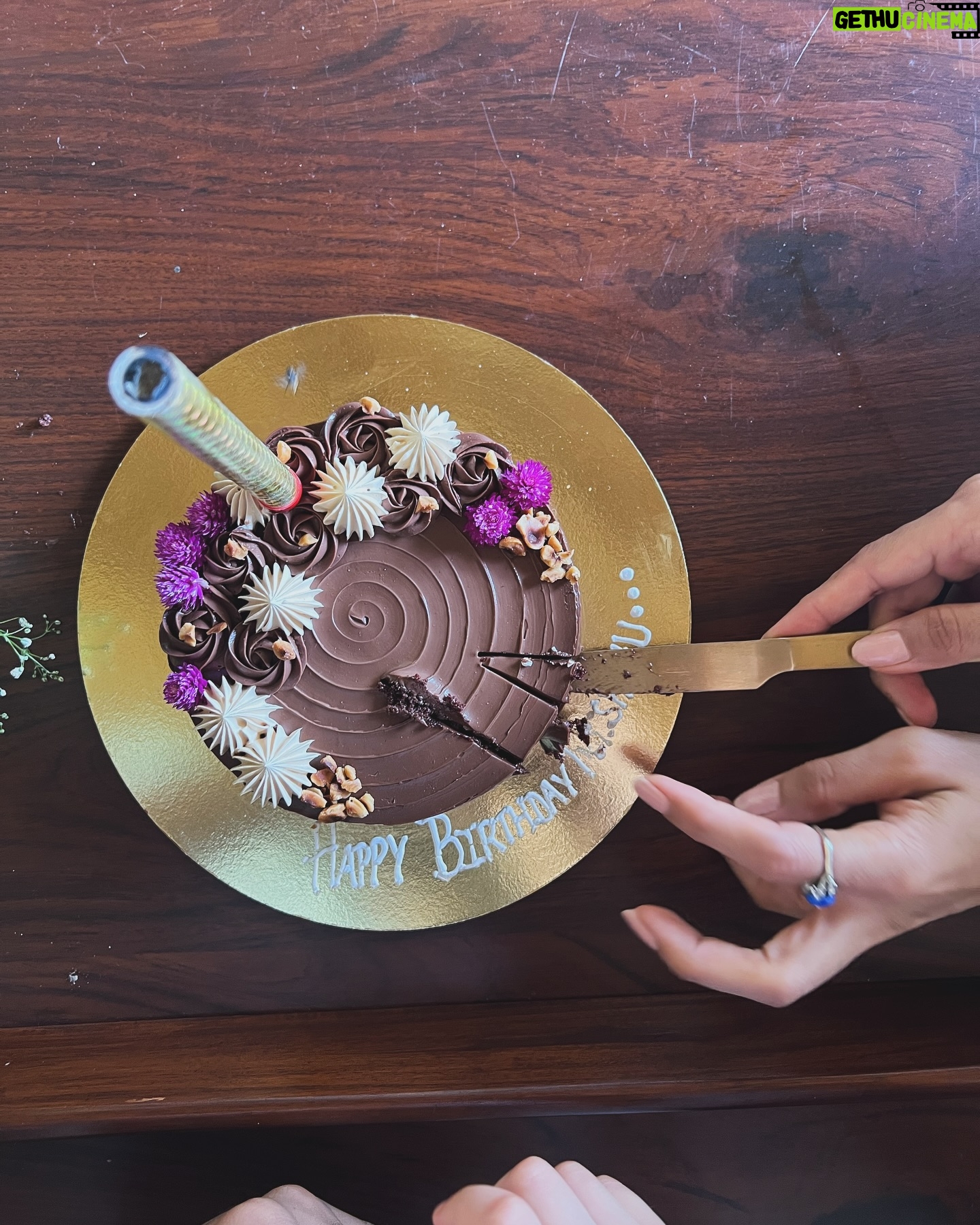 Jankee Parekh - 141.3K Likes - Susegad Max whilst listening to Frank Sinatra & Anuv Jain, chomping on poi and some chocolate cake, drinking some local beer and hanging out with some fav peepz celebrating life and a birth day at the gorgeous and serene @lussostays_
Much like home away from home but home 💚