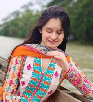 Jannatul Ferdous Oishee Instagram - সন্ধ্যার বুকে তারা ফুটে ওঠে- এবার নামাও পাল
গান ধরো, মাঝি; জলের শব্দ ঝুপঝুপ দেবে তাল।