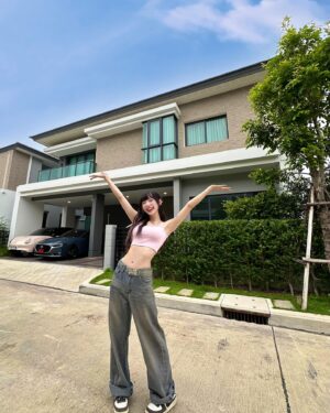 Jannine Parawie Weigel Instagram - ซื้อบ้านมา 2 ปีที่แล้ว วันนี้ได้ย้ายมาอยู่สักทีแย้วว🥹💖
ถึงแม้จะยังทำบ้านเสร็จมาได้แค่ครึ่งทางเพราะเราแพลนทำบ้านค่อนข้างเยอะมากๆ แต่ทำมาได้เท่านี้ก็ภูมิใจในตัวเองมากๆแล้ว บ้านหลังนี้เป็นสิ่งที่ทำให้เรากลับมามีเป้าหมายในชีวิตอีกครั้ง เพราะตั้งแต่จองปุ้ป ต้องหาเงินไม่หยุดเลย55555😅 บ้านทั้งหลังนี้เป็นน้ำพักน้ำแรงของเราเองทั้งหมด ซื้อมาตั้งแต่บ้านยังไม่ตอกเสาเข็มด้วยซ้ำ จนวันนี้เพื่อนบ้านย้ายกันเข้ามาครบแล้วเหลือเราคนสุดท้ายนี่แหละ🤣

 พอมาทำงานแบบอิสระมันก็เหนื่อยกว่าเดิมมาก แต่มันก็ทำให้เราโตขึ้นมากๆด้วย อยากจะขอบคุณแฟนคลับและพี่ๆที่ร่วมงานกันมาทุกคนที่ซัพพอร์ตและคอยให้โอกาส พชพ. มาตลอดนะคะ🫶🏻 ไว้ถ้าทุกอย่างเข้าที่มากขึ้นจะมาอัพเดทบ้านใหม่นะงับบ🏡💖