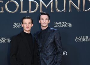 Jannis Niewöhner Instagram - Hab den Montag mit tollen Leuten verbracht und NARZISS UND GOLDMUND startet am 12.03. im Kino. Vielen Dank an @sonypictures.de und alle die gestern da waren! Danke an den Master @struzow und den großartigen @sabintambrea✊🏻🙏. Danke @jessicaschwarz_official @emilia.schuele @henrietteconfurius @elisa_jo_lu @roxaneduran @khodrkida @andrehennicke @uweochsenknecht @jeremy_miliker #oskarschönfels @peterschulzefilm und @prada für den feinen Stoff 📸 #matthiasnareyek